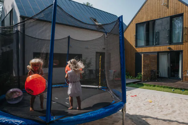 trampolina plac zabaw piaskownica domki w Pobierowie
