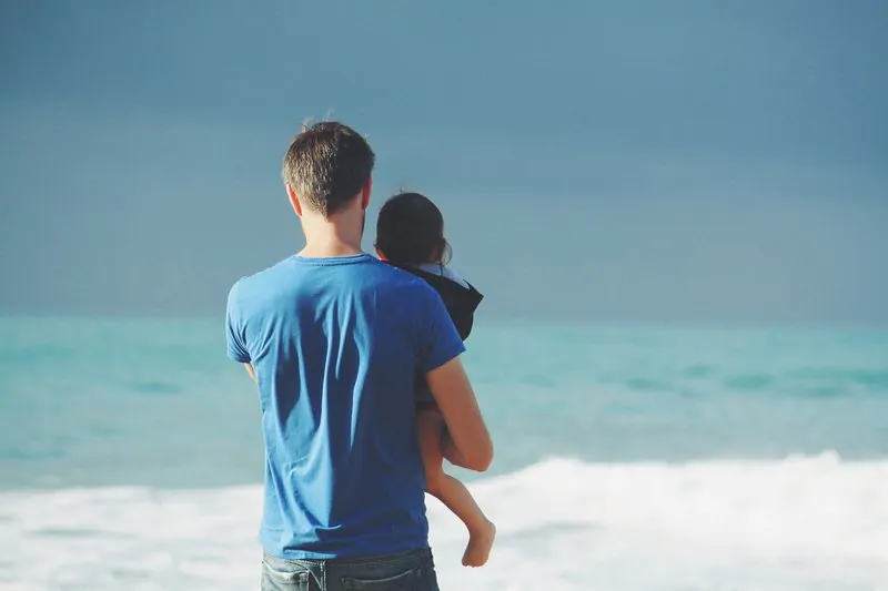 Ojciec i dziecko na plaży