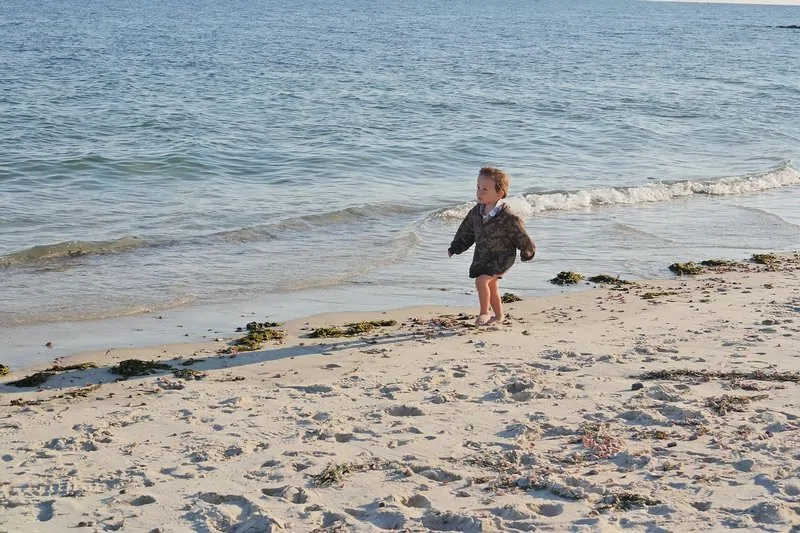 Dziecko spacerujące po plaży