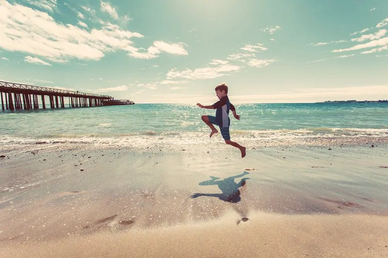 Chłopiec bawiący się na plaży